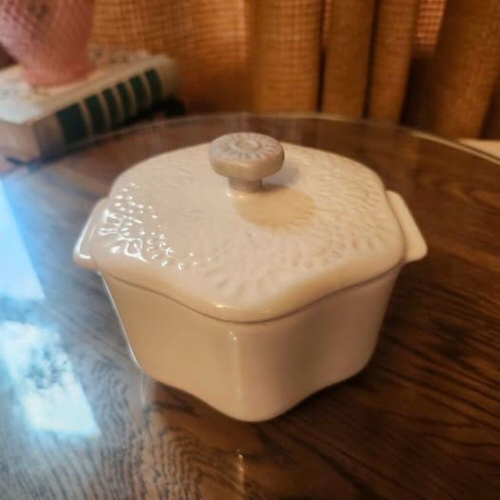 The Pioneer Woman Stoneware Snowflake Mini Cocotte with Lid - White (2 Cup)
